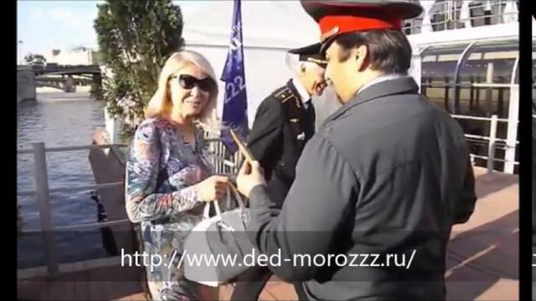 Фокусник полицейский на встрече гостей